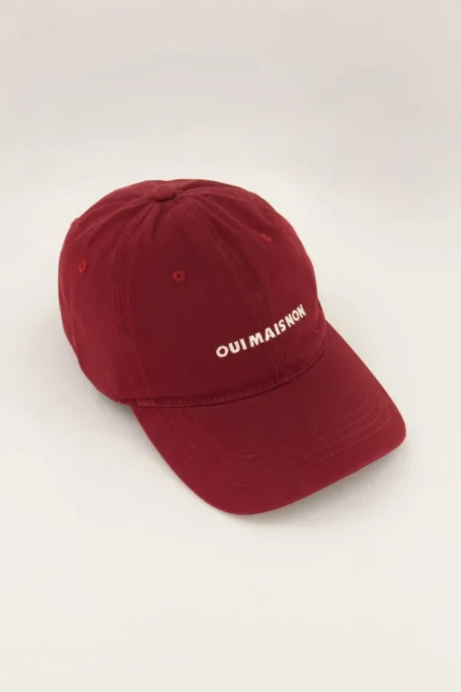Burgundy Pet "Oui Mais Non"