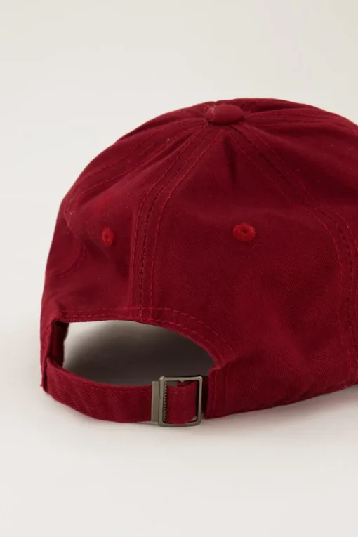 Burgundy Pet "Oui Mais Non"