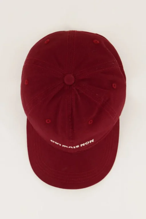 Burgundy Pet "Oui Mais Non"
