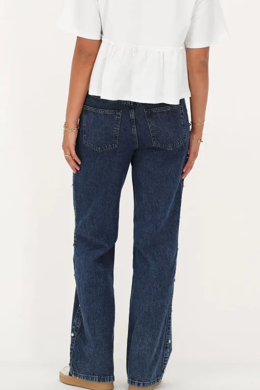Donkerblauwe Jeans Met Studs Aan De Zijkant