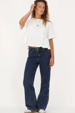 Donkerblauwe Jeans Met Studs Aan De Zijkant