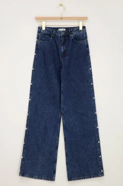 Donkerblauwe Jeans Met Studs Aan De Zijkant