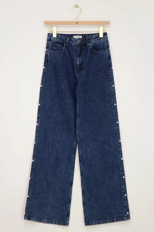 Donkerblauwe Jeans Met Studs Aan De Zijkant