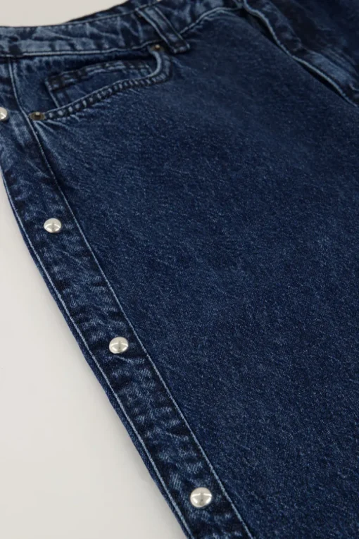 Donkerblauwe Jeans Met Studs Aan De Zijkant