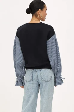 Donkerblauwe Sweater Met Gestreepte Mouwen