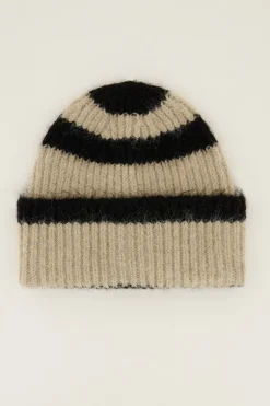 Muts Met Beige En Zwarte Strepen