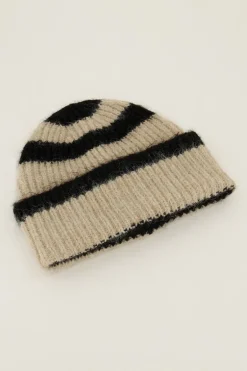 Muts Met Beige En Zwarte Strepen