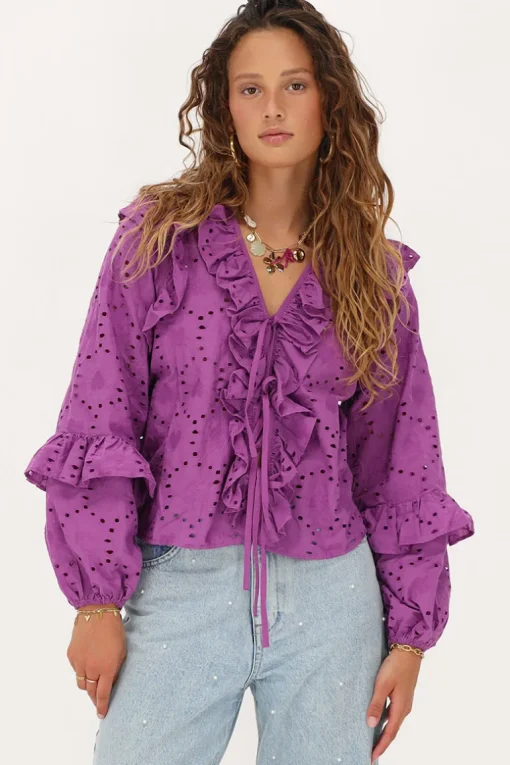 Paarse Blouse Met All-over Embroidery En Strikjes