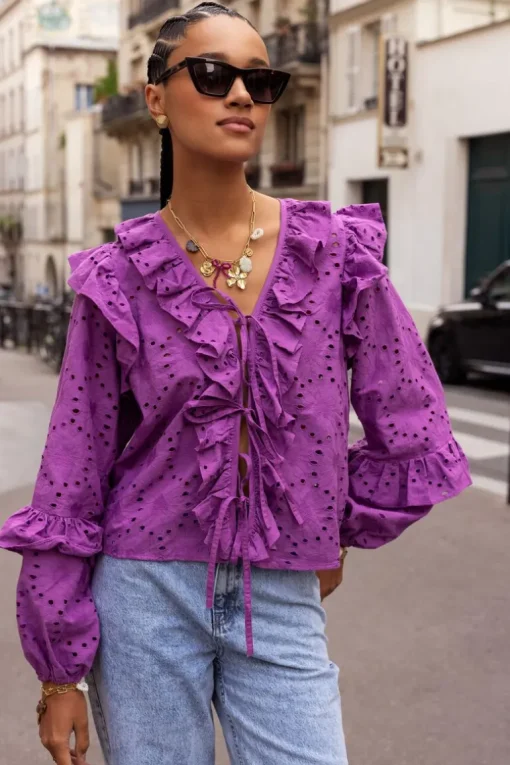 Paarse Blouse Met All-over Embroidery En Strikjes