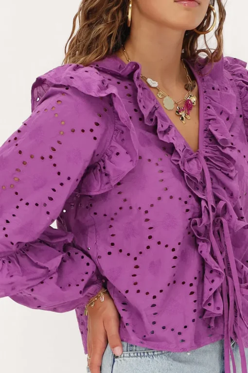 Paarse Blouse Met All-over Embroidery En Strikjes