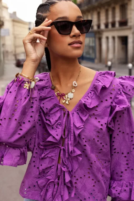 Paarse Blouse Met All-over Embroidery En Strikjes