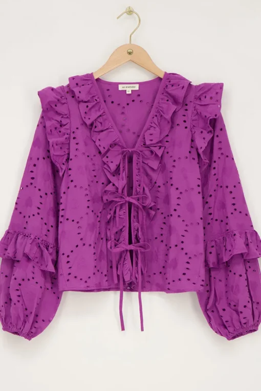 Paarse Blouse Met All-over Embroidery En Strikjes