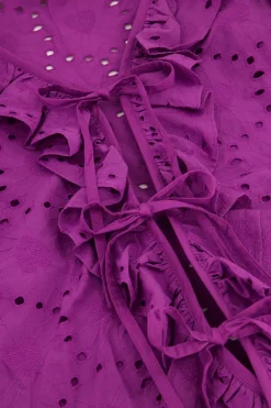 Paarse Blouse Met All-over Embroidery En Strikjes