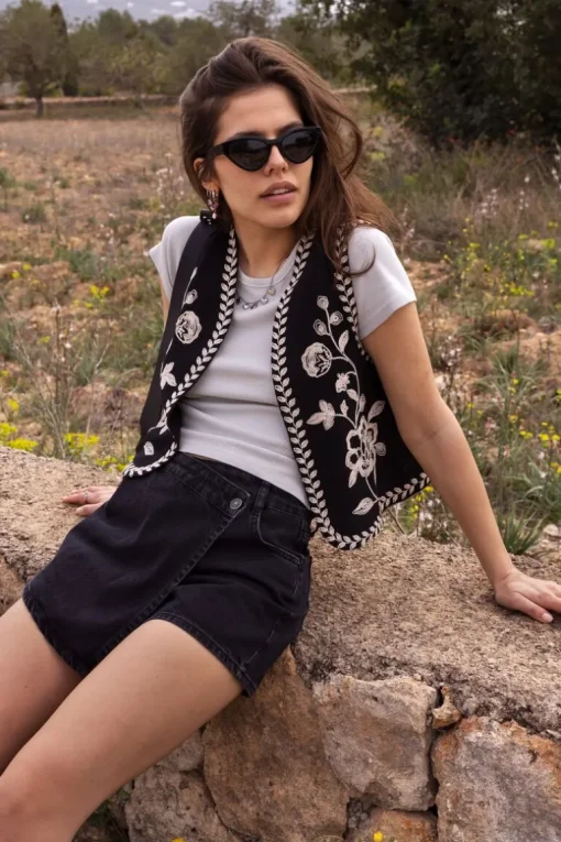 Zwart Gilet Met Crème Embroidery