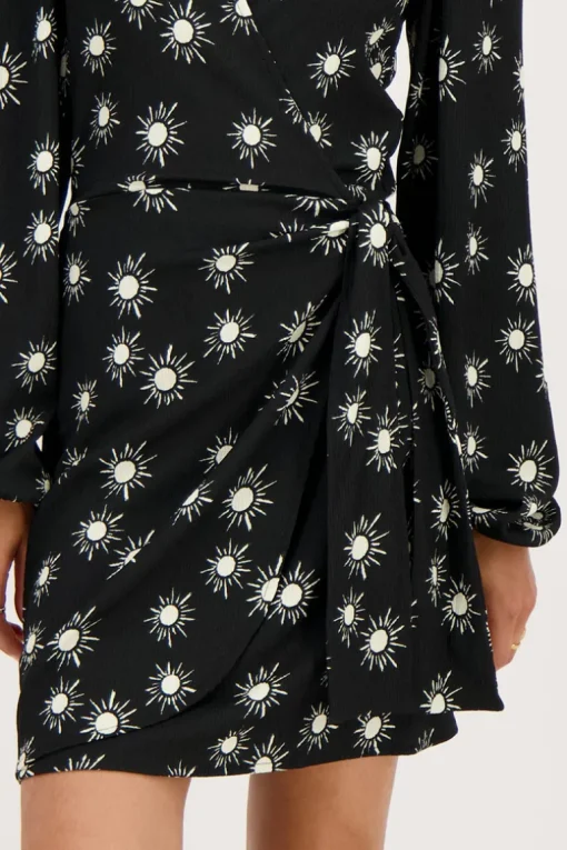 Zwarte Crinkle Wikkeljurk Met Zonnetjes Print