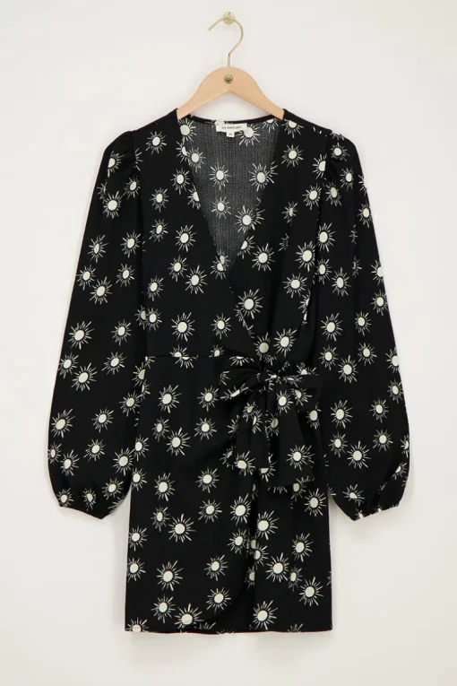 Zwarte Crinkle Wikkeljurk Met Zonnetjes Print