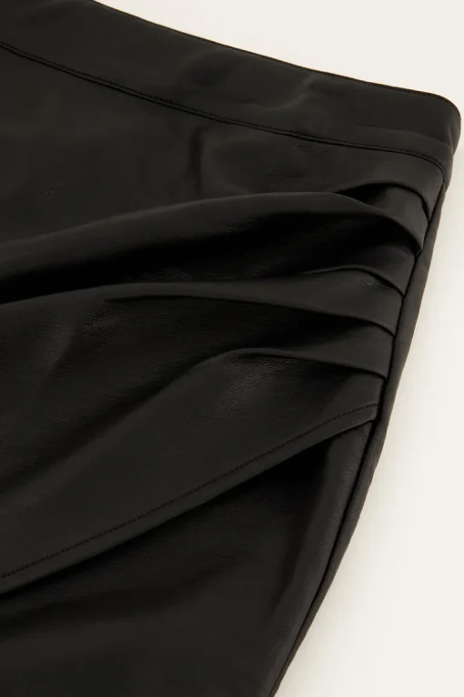 Zwarte Leatherlook Rok Met Plooien