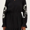 Zwarte Mousseline Jurk Met Witte Embroidery