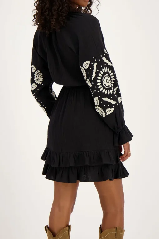 Zwarte Mousseline Jurk Met Witte Embroidery