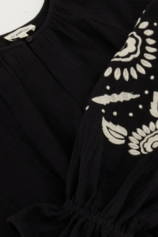 Zwarte Mousseline Jurk Met Witte Embroidery