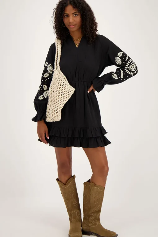 Zwarte Mousseline Jurk Met Witte Embroidery