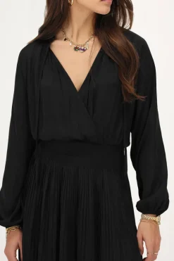 Zwarte Plissé Jurk Satijnen Look