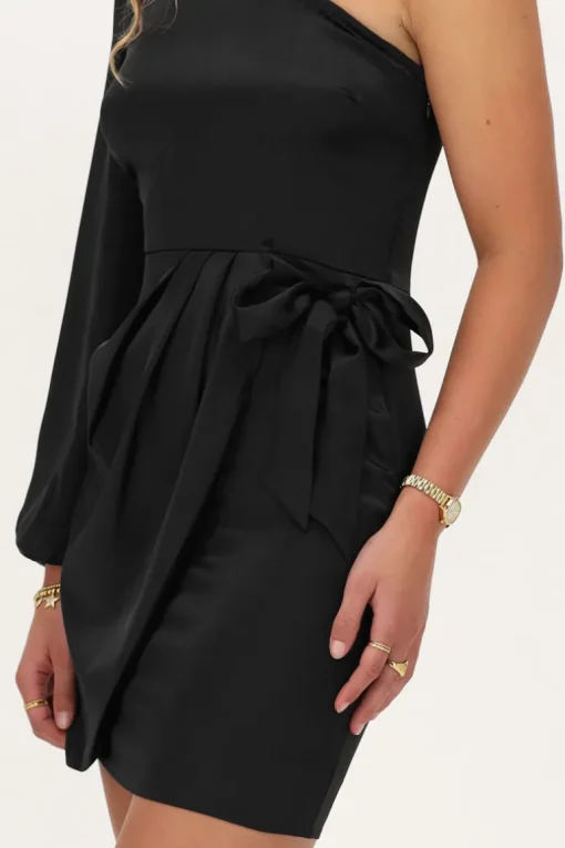 Zwarte Satijnen One-shoulder Jurk Met Overslag