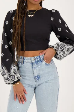 Zwarte Top Met Gestrikte Achterkant En Embroidery