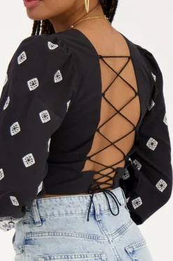 Zwarte Top Met Gestrikte Achterkant En Embroidery