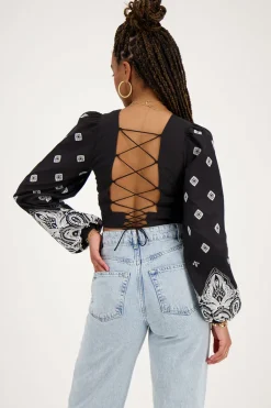 Zwarte Top Met Gestrikte Achterkant En Embroidery