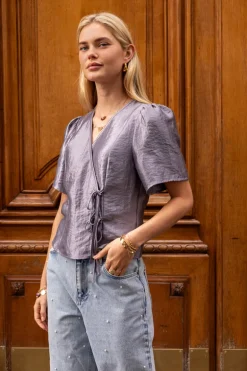 Grijze Top Met Satijn Look En Strikjes