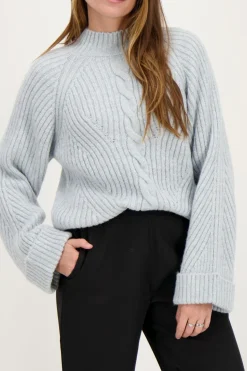 Lichtblauwe Trui Met Opgerolde Mouwen