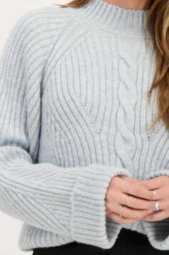 Lichtblauwe Trui Met Opgerolde Mouwen