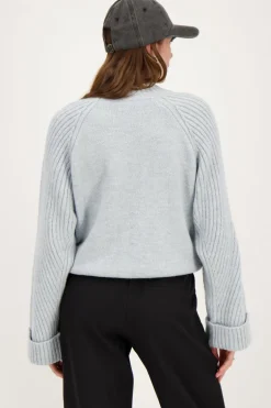 Lichtblauwe Trui Met Opgerolde Mouwen