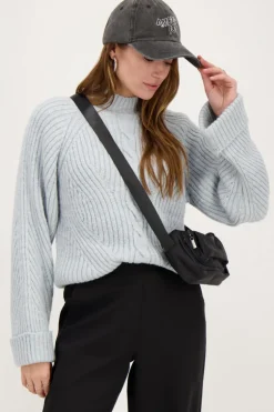 Lichtblauwe Trui Met Opgerolde Mouwen