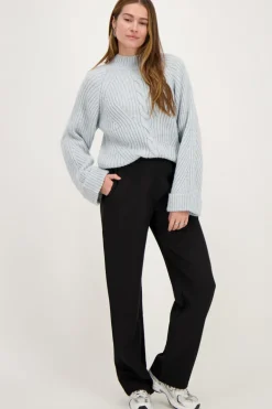 Lichtblauwe Trui Met Opgerolde Mouwen