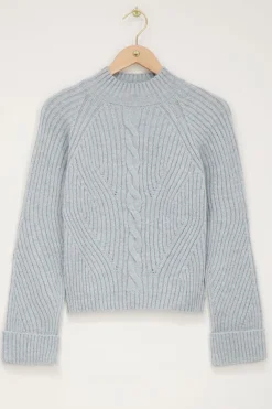 Lichtblauwe Trui Met Opgerolde Mouwen