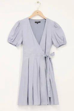 Lichtblauwe Wikkeljurk Met Pofmouwen