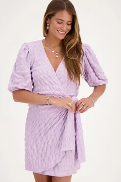 Paarse Jurk Met Overslag En Structuur