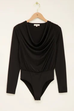 Zwarte Body Met Waterval Hals