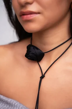 Zwarte Koord Choker Met Satijnen Bloem