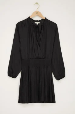 Zwarte Plissé Jurk Satijnen Look